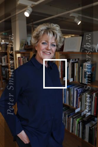 Amsterdam 15 april 2019
Boekpresentatie van Inge Ipenburg bij boekhandel Scheltema.
Simone Kleinsma krijgt het eerste exemplaar.
