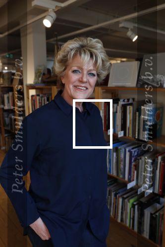 Amsterdam 15 april 2019
Boekpresentatie van Inge Ipenburg bij boekhandel Scheltema.
Simone Kleinsma krijgt het eerste exemplaar.