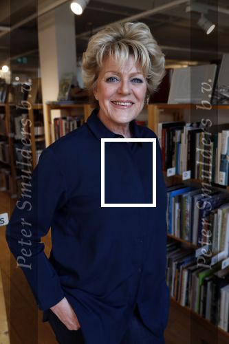 Amsterdam 15 april 2019
Boekpresentatie van Inge Ipenburg bij boekhandel Scheltema.
Simone Kleinsma krijgt het eerste exemplaar.