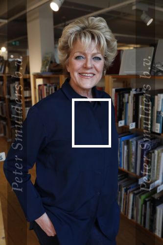 Amsterdam 15 april 2019
Boekpresentatie van Inge Ipenburg bij boekhandel Scheltema.
Simone Kleinsma krijgt het eerste exemplaar.