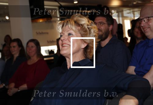 Amsterdam 15 april 2019
Boekpresentatie van Inge Ipenburg bij boekhandel Scheltema.
Simone Kleinsma krijgt het eerste exemplaar.