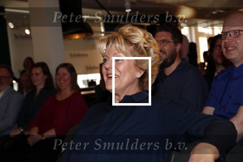 Amsterdam 15 april 2019
Boekpresentatie van Inge Ipenburg bij boekhandel Scheltema.
Simone Kleinsma krijgt het eerste exemplaar.