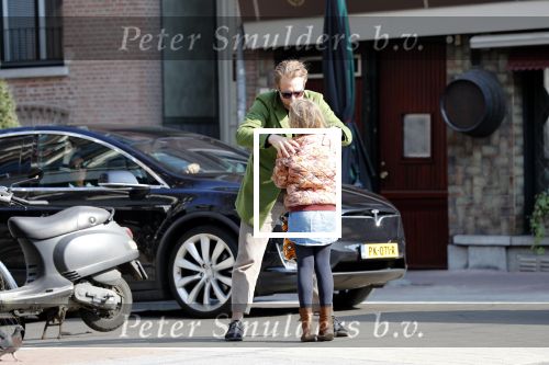 Amsterdam 14 april 2019
Thijs Romer met zijn dochter Sammie op de pc hooftstraat.