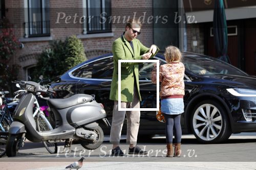 Amsterdam 14 april 2019
Thijs Romer met zijn dochter Sammie op de pc hooftstraat.