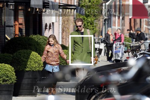 Amsterdam 14 april 2019
Thijs Romer met zijn dochter Sammie op de pc hooftstraat.