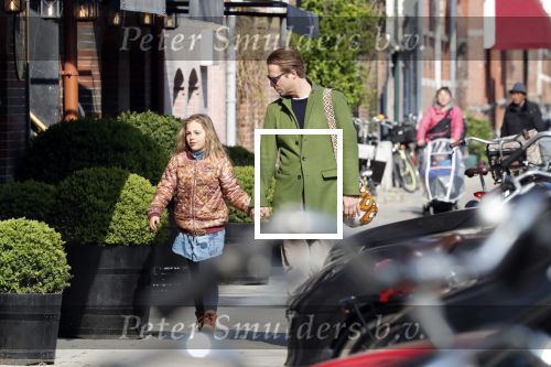 Amsterdam 14 april 2019
Thijs Romer met zijn dochter Sammie op de pc hooftstraat.