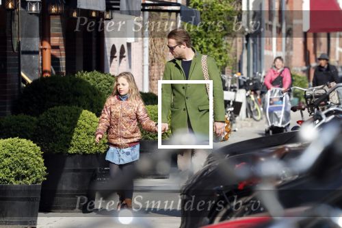 Amsterdam 14 april 2019
Thijs Romer met zijn dochter Sammie op de pc hooftstraat.