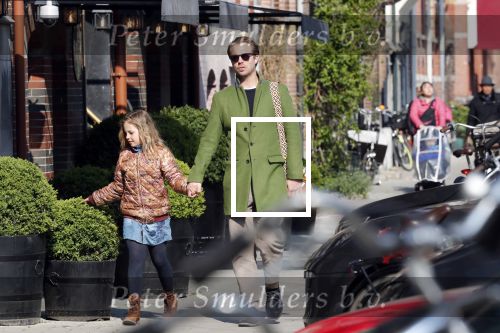 Amsterdam 14 april 2019
Thijs Romer met zijn dochter Sammie op de pc hooftstraat.