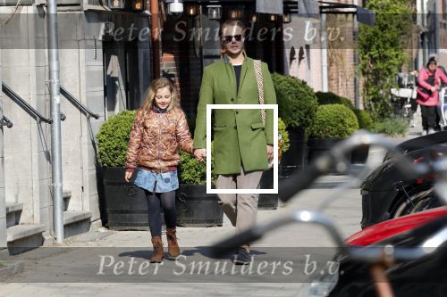 Amsterdam 14 april 2019
Thijs Romer met zijn dochter Sammie op de pc hooftstraat.