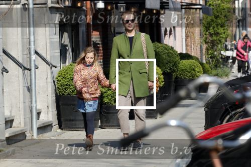 Amsterdam 14 april 2019
Thijs Romer met zijn dochter Sammie op de pc hooftstraat.