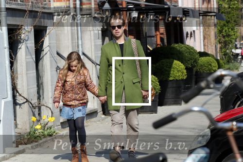 Amsterdam 14 april 2019
Thijs Romer met zijn dochter Sammie op de pc hooftstraat.