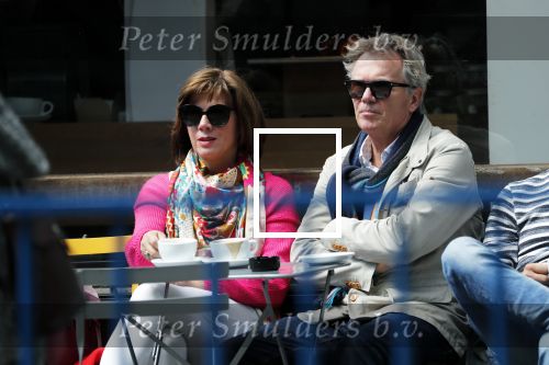 Amsterdam 11 mei 2019
Tom Egbers en Janke Dekker op terras op de beethovenstraat.