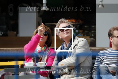 Amsterdam 11 mei 2019
Tom Egbers en Janke Dekker op terras op de beethovenstraat.