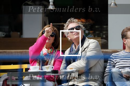 Amsterdam 11 mei 2019
Tom Egbers en Janke Dekker op terras op de beethovenstraat.