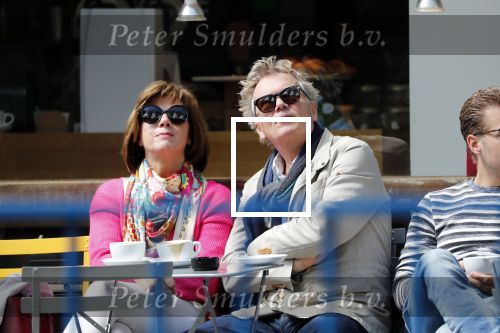 Amsterdam 11 mei 2019
Tom Egbers en Janke Dekker op terras op de beethovenstraat.