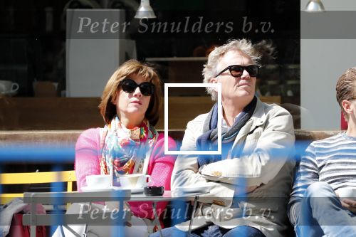 Amsterdam 11 mei 2019
Tom Egbers en Janke Dekker op terras op de beethovenstraat.