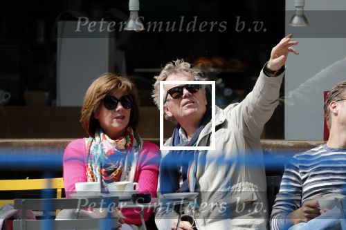 Amsterdam 11 mei 2019
Tom Egbers en Janke Dekker op terras op de beethovenstraat.