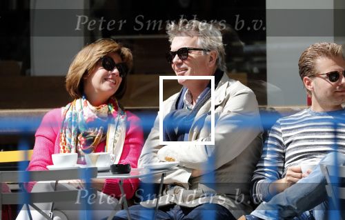 Amsterdam 11 mei 2019
Tom Egbers en Janke Dekker op terras op de beethovenstraat.