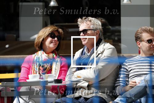 Amsterdam 11 mei 2019
Tom Egbers en Janke Dekker op terras op de beethovenstraat.
