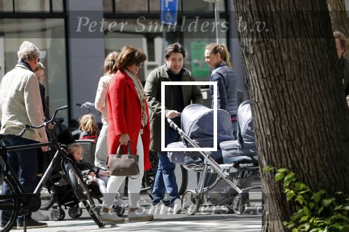 Amsterdam 11 mei 2019
Tom Egbers en Janke Dekker op terras op de beethovenstraat.