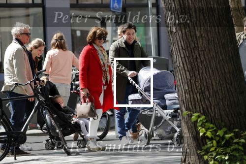 Amsterdam 11 mei 2019
Tom Egbers en Janke Dekker op terras op de beethovenstraat.