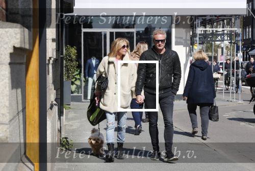 Amsterdam 11 april 2019
Wendy v Dijk met haar man Erland Galjaard en hun hondje in Amsterdam zuid.