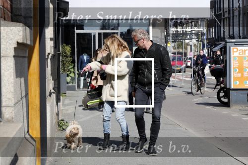 Amsterdam 11 april 2019
Wendy v Dijk met haar man Erland Galjaard en hun hondje in Amsterdam zuid.
