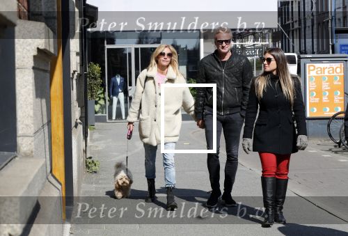 Amsterdam 11 april 2019
Wendy v Dijk met haar man Erland Galjaard en hun hondje in Amsterdam zuid.
