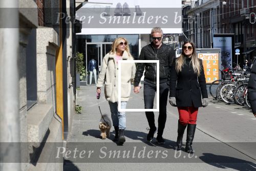Amsterdam 11 april 2019
Wendy v Dijk met haar man Erland Galjaard en hun hondje in Amsterdam zuid.
