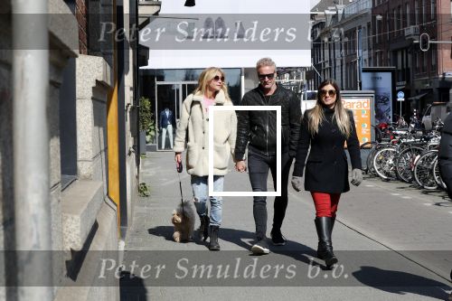 Amsterdam 11 april 2019
Wendy v Dijk met haar man Erland Galjaard en hun hondje in Amsterdam zuid.