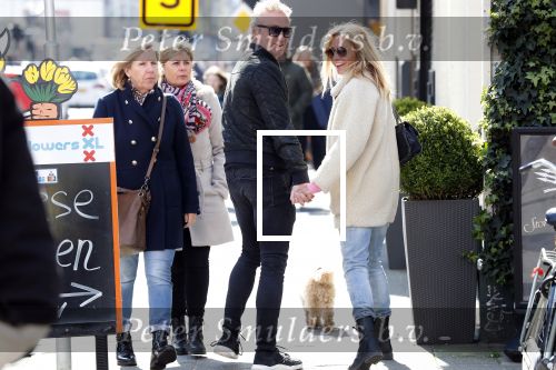 Amsterdam 11 april 2019
Wendy v Dijk met haar man Erland Galjaard en hun hondje in Amsterdam zuid.