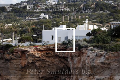 Ibiza 4 mei 2019
Het huis van Wesley Sneijder en Yolanthe Sneijder Cabau aan de baai van Cala Tarida op ibiza.