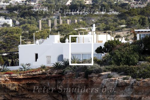 Ibiza 4 mei 2019
Het huis van Wesley Sneijder en Yolanthe Sneijder Cabau aan de baai van Cala Tarida op ibiza.