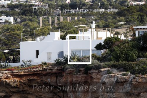 Ibiza 4 mei 2019
Het huis van Wesley Sneijder en Yolanthe Sneijder Cabau aan de baai van Cala Tarida op ibiza.