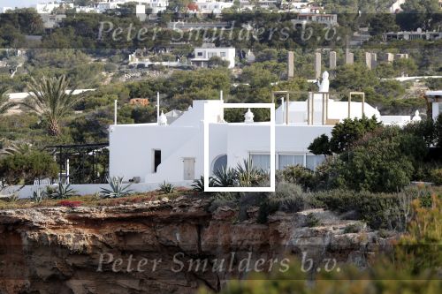 Ibiza 4 mei 2019
Het huis van Wesley Sneijder en Yolanthe Sneijder Cabau aan de baai van Cala Tarida op ibiza.