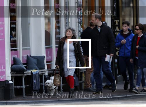 Amsterdam 1 april 2019
Yvonne Kroonenberg wandelen met haar hondje op de utrechtsestraat.