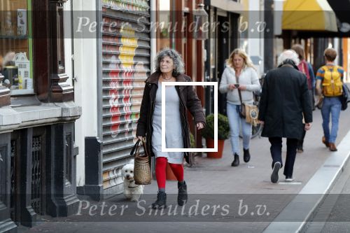 Amsterdam 1 april 2019
Yvonne Kroonenberg wandelen met haar hondje op de utrechtsestraat.
