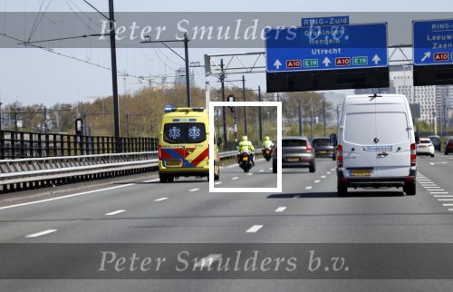 Amsterdam 20 april 2020
Ambulance met politiebegeleiding op A10