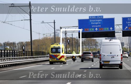 Amsterdam 20 april 2020
Ambulance met politiebegeleiding op A10