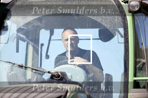 Oeffelt Boxmeer 22 april 2020
Boer Geert gaat op zijn verjaardag gewoon aan het werkt. Geert zit in Boer zoekt vouw.