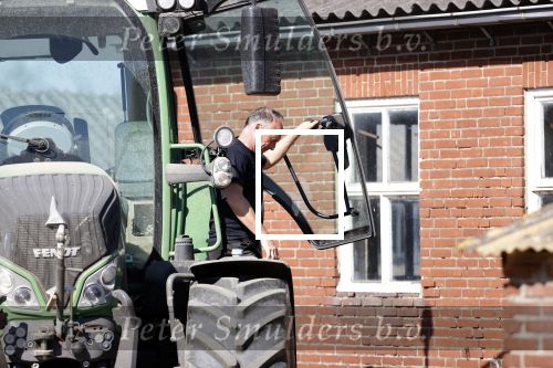 Oeffelt Boxmeer 22 april 2020
Boer Geert gaat op zijn verjaardag gewoon aan het werkt. Geert zit in Boer zoekt vouw.