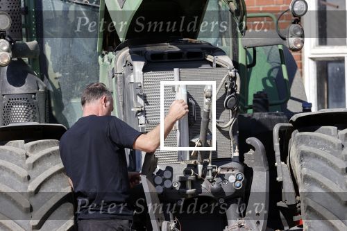 Oeffelt Boxmeer 22 april 2020
Boer Geert gaat op zijn verjaardag gewoon aan het werkt. Geert zit in Boer zoekt vouw.