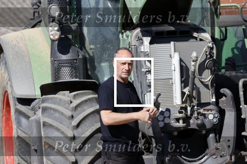 Oeffelt Boxmeer 22 april 2020
Boer Geert gaat op zijn verjaardag gewoon aan het werkt. Geert zit in Boer zoekt vouw.