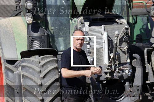 Oeffelt Boxmeer 22 april 2020
Boer Geert gaat op zijn verjaardag gewoon aan het werkt. Geert zit in Boer zoekt vouw.