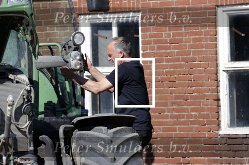 Oeffelt Boxmeer 22 april 2020
Boer Geert gaat op zijn verjaardag gewoon aan het werkt. Geert zit in Boer zoekt vouw.