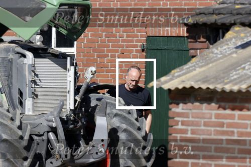 Oeffelt Boxmeer 22 april 2020
Boer Geert gaat op zijn verjaardag gewoon aan het werkt. Geert zit in Boer zoekt vouw.