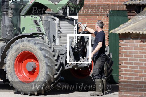 Oeffelt Boxmeer 22 april 2020
Boer Geert gaat op zijn verjaardag gewoon aan het werkt. Geert zit in Boer zoekt vouw.