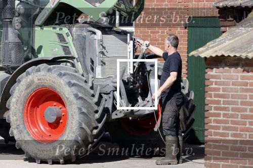Oeffelt Boxmeer 22 april 2020
Boer Geert gaat op zijn verjaardag gewoon aan het werkt. Geert zit in Boer zoekt vouw.