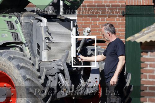 Oeffelt Boxmeer 22 april 2020
Boer Geert gaat op zijn verjaardag gewoon aan het werkt. Geert zit in Boer zoekt vouw.