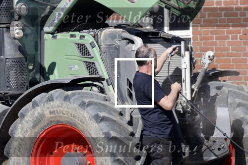 Oeffelt Boxmeer 22 april 2020
Boer Geert gaat op zijn verjaardag gewoon aan het werkt. Geert zit in Boer zoekt vouw.
